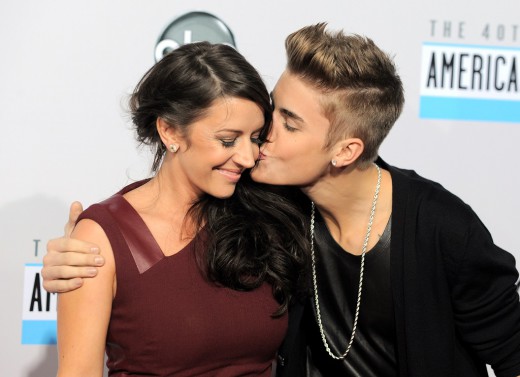 Justin Bieber kisses his mother
